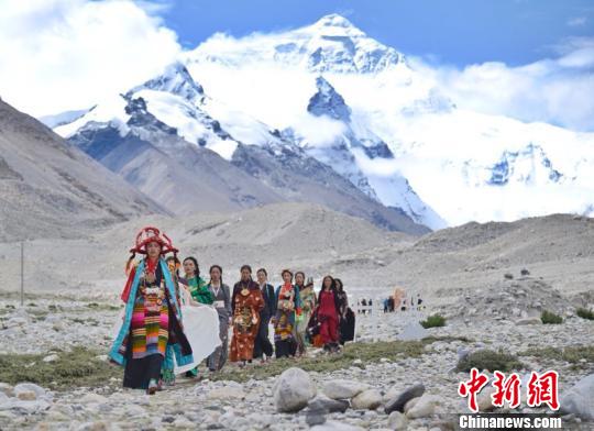 图为珠穆朗玛峰大本营脚下的西藏民族服装秀。珠峰文化旅游节组委会供图