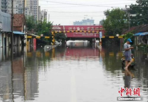 图为被称为“梨都”的安徽省砀山县道路积水。