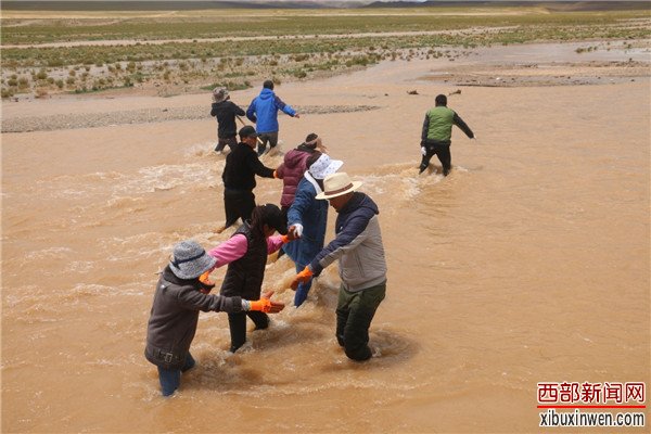 阿里地区革吉县突遭洪水灾害 县、乡党委政府