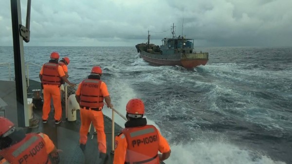 台当局以“越界”为由两天连扣2艘大陆渔船