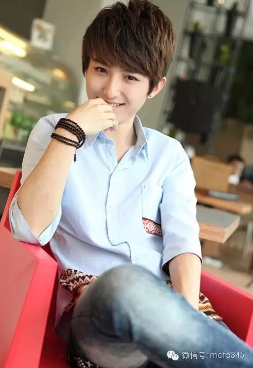 阳光帅气的男生长鬓角发型,显得更加帅气!