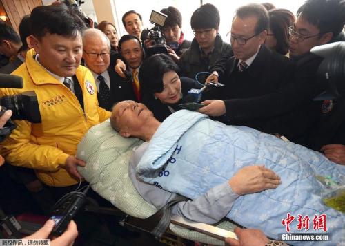 2014年2月19日，韩国束草市，一名参加韩朝离散家属团聚的韩国91岁老人在医务人员帮助下抵达位于韩国江原道东北部的束草市，为家属团聚做准备。