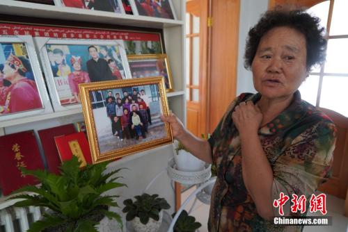 最后的一张家庭全员合影，吴秀芳小女儿已因病逝世。刘湃 摄