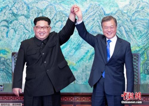 4月27日，韩国总统文在寅和朝鲜最高领导人金正恩签署《板门店宣言》。