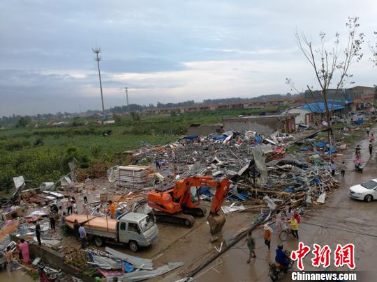 现场一片狼藉，多处房屋坍塌，救援人员正在紧急施救。　朱志庚 摄