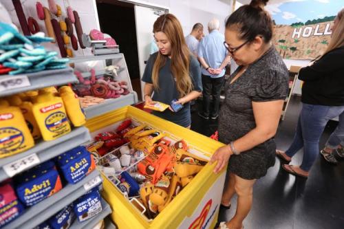 中国留学与母亲在超市内挑选“食品”。(图片来源:美国侨报记者 邱晨 摄) 中国留学与母亲在超市内挑选“食品”。(图片来源:美国侨报记者 邱晨 摄)