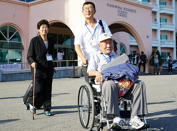 韩国101岁老人背30双鞋赴朝看亲属：我带了全部家当