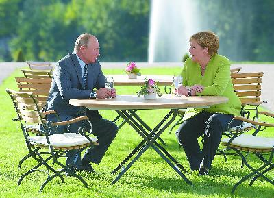 当地时间18日,德国总理默克尔在柏林以北小镇梅泽贝格与到访的俄罗斯总统普京举行会谈。