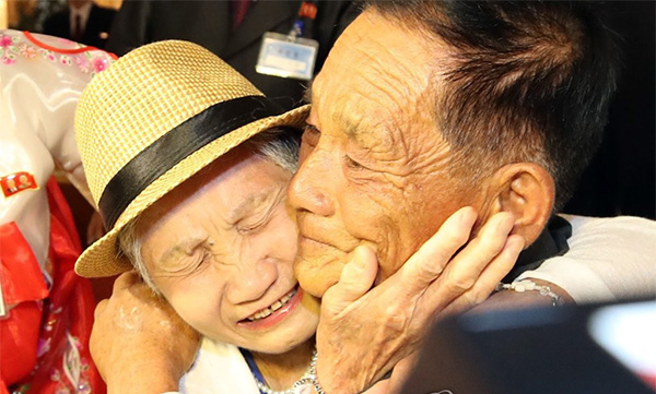朝韩离散家属见面，71岁老人一边喊妈一边哭