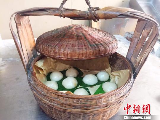 广东侨乡台山有两款特色糯米糍叫“粉白糍”和“出脐”