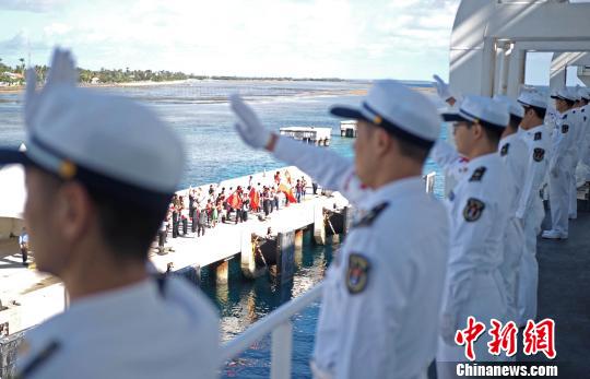 8月20日，中国海军和平方舟医院船缓缓驶离汤加努库阿洛法港时，医护人员在甲板挥手告别。　江山 摄