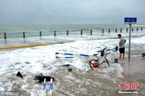 8月18日，受今年第18号台风“温比亚”外围云系影响，青岛沿海掀起巨浪，各大海水浴场临时关闭。 王海滨 摄 图片来源：视觉中国
