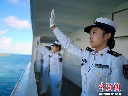 8月20日，中国海军和平方舟医院船缓缓驶离汤加努库阿洛法港时，医护人员在甲板挥手告别。　江山 摄