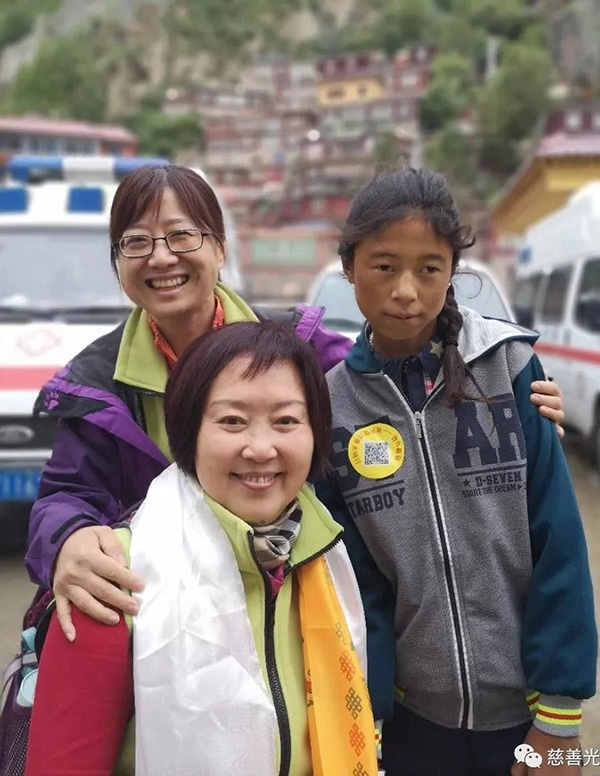 上海医生为西藏15岁少女扎西旺姆实施白内障复明手术