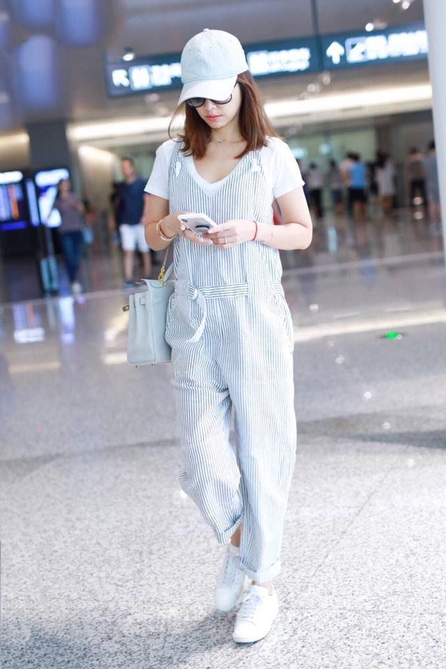 42岁的林心如真会穿,衣服上夹两个蝴蝶结,辣妈