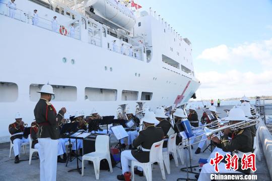 8月20日，在汤加努库阿洛法港码头，汤加皇家军乐队演奏乐曲为中国海军和平方舟医院船送行。　史奎吉 摄