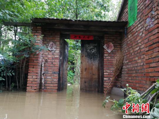 村内的一处独处老人的院子被水灌满。　朱志庚 摄