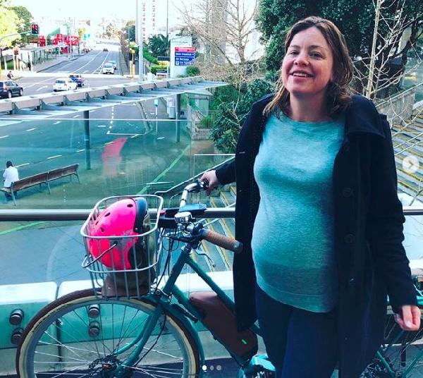 新西兰女部长怀孕42周 从郊区骑车到市里医院分娩