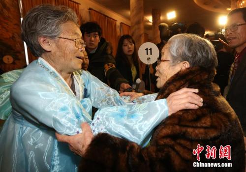 2014年2月20日，朝鲜金刚山，朝韩离散家属团聚首日，此次团聚活动中年纪最大的金星允老奶奶(96岁)和亲人拥抱，高兴得不得了。 图片来源：东方IC 版权作品 请勿转载