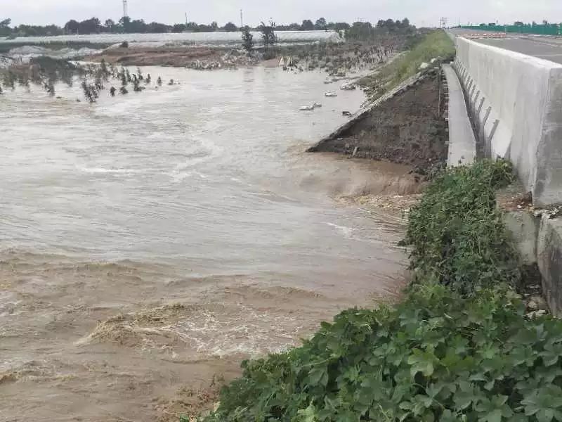 青州丹河水决堤，青银高速K178桥梁护坝被冲塌交通中断