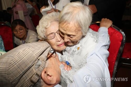 韩媒：韩朝离散家属首轮会面结束