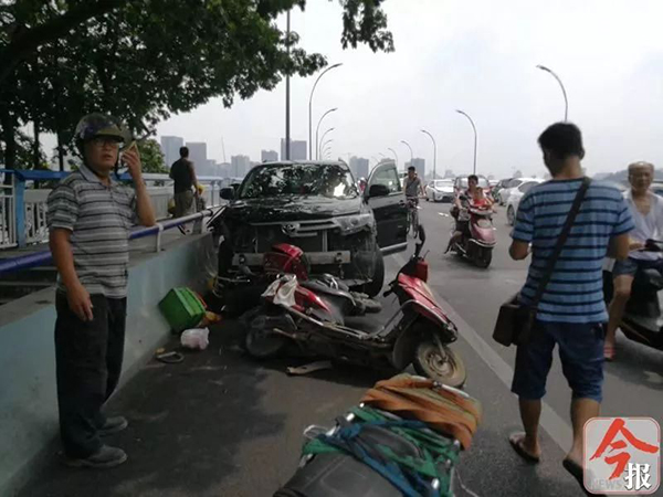 广西一男子驾车连撞10多辆电动车 当街持刀捅伤数人