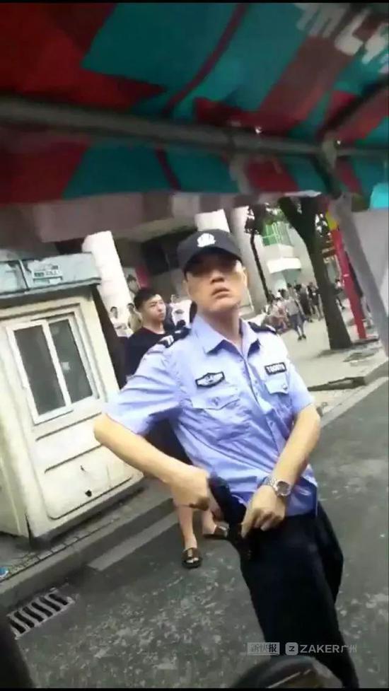广州街头“警察”持“枪”吓路人？警方：已被抓