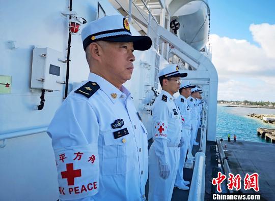 8月20日，中国海军和平方舟医院船即将驶离汤加努库阿洛法港时，医护人员在甲板列队站坡。　江山 摄