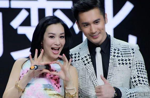 48岁钟丽缇一袭白衫胖出新高度,和怀孕时的霍