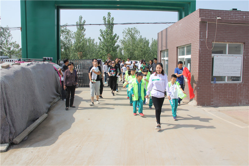 小学生参观大汉绿色生态蔬菜基地,了解蔬菜种