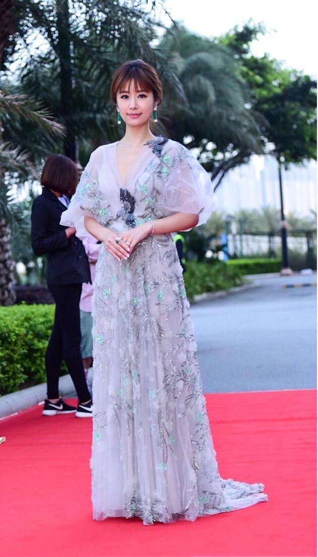 42岁的林心如真会穿,衣服上夹两个蝴蝶结,辣妈