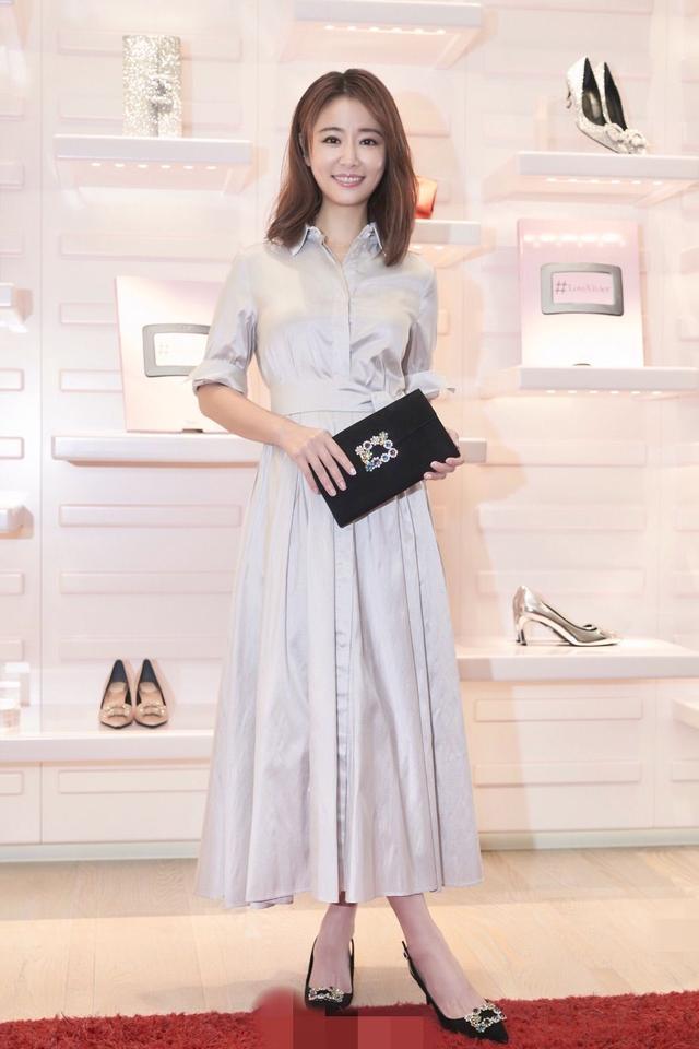 42岁的林心如真会穿,衣服上夹两个蝴蝶结,辣妈