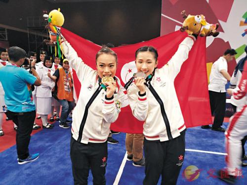 袁家莹(左)和莫宛萤手持奖牌开心合照。图片来源：香港《文汇报》 记者 张锐/摄