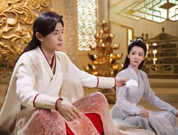 邓伦金晨被爆复合?45°角自拍蜜汁滤镜,老板: