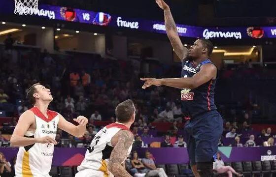 盘点NBA中最能吃的吃货球员,詹姆斯一天吃七