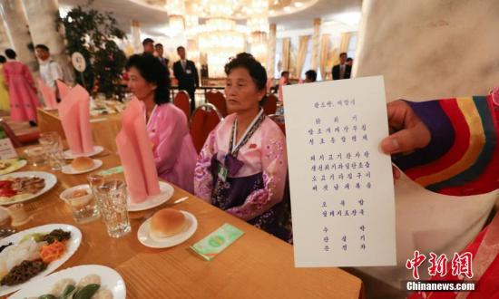 8月20日，朝鲜金刚山酒店内的工作人员展示晚宴菜单。 金刚山联合采访团 供图