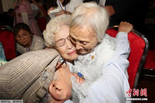 迟到60多年的拥抱：韩朝离散家属相聚金刚山