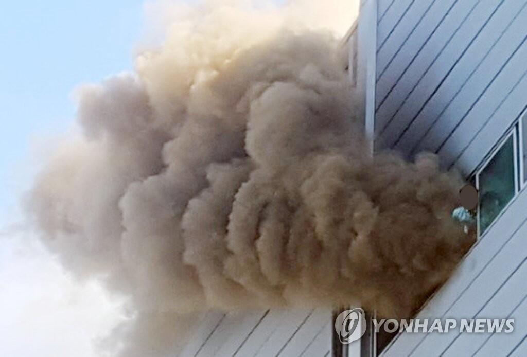 韩国工厂突发火灾致9死 2名工人4楼跳下丧生