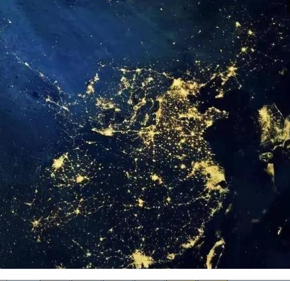 夜晚从太空中看中国,你会发现东西部的差距太大了!