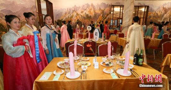 8月20日，朝鲜金刚山酒店内的工作人员正在为欢迎晚宴做准备。 金刚山联合采访团 供图