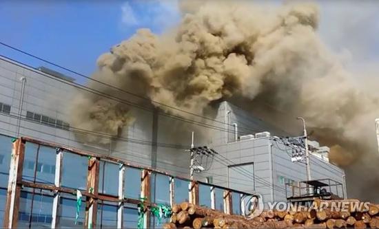 韩国仁川一工厂突发大火至少9人死亡，其中2人四楼跳下丧命
