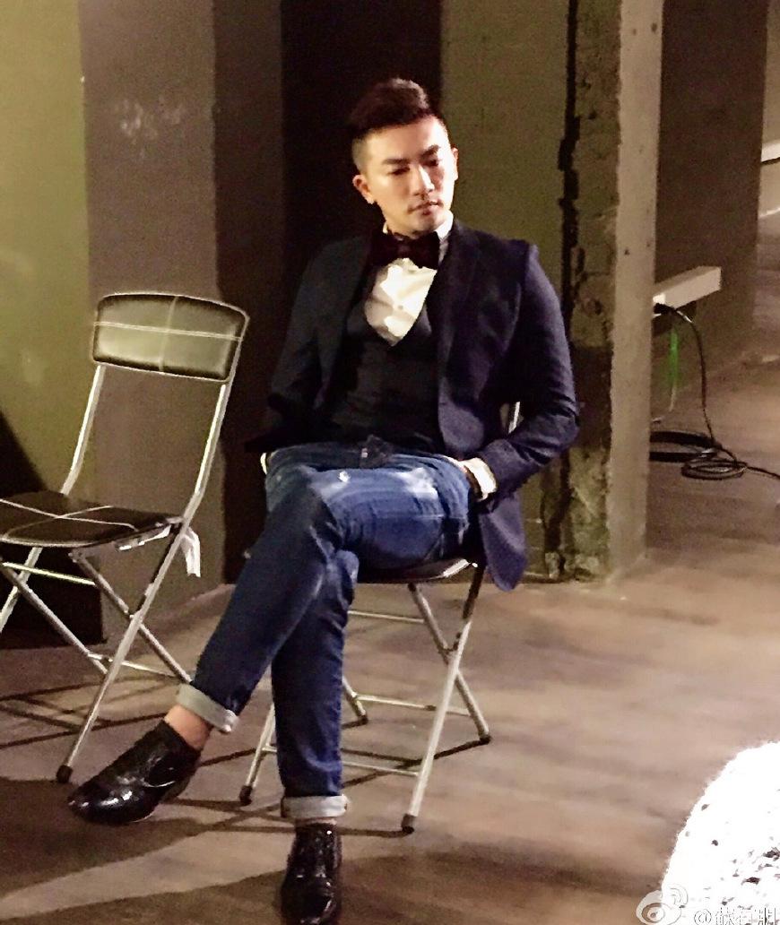 赵薇约跑苏有朋!五阿哥身穿白T恤运动装忙吃香