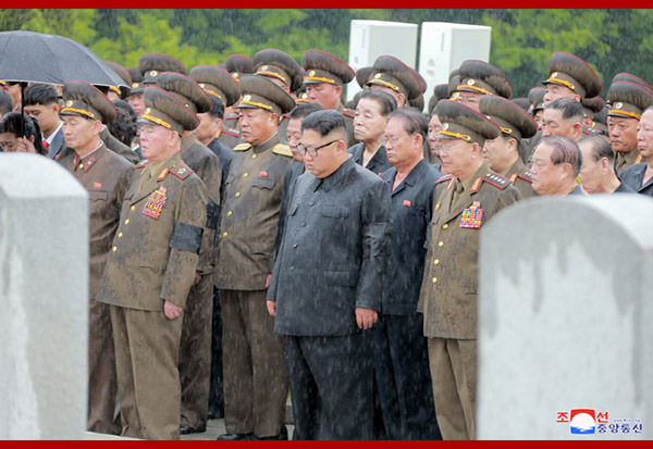 朝鲜为人民军元帅金永春举行国葬，金正恩雨中默哀