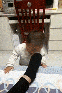 搞笑gif:哥们,你这辆奔驰三轮车是限量版的吧!