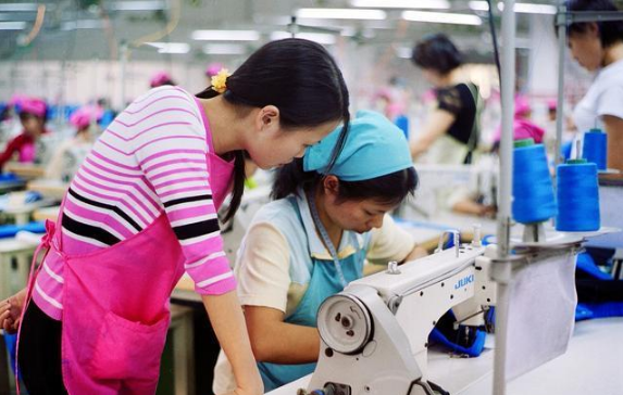 服装厂开出1万月薪,只招女工,为何愿意去工厂