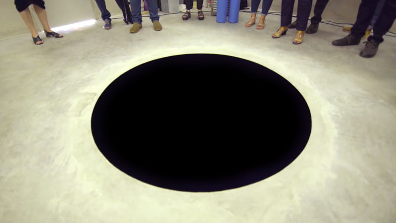 意大利游客掉进博物馆展品“黑洞” 内里被涂上吸光材料