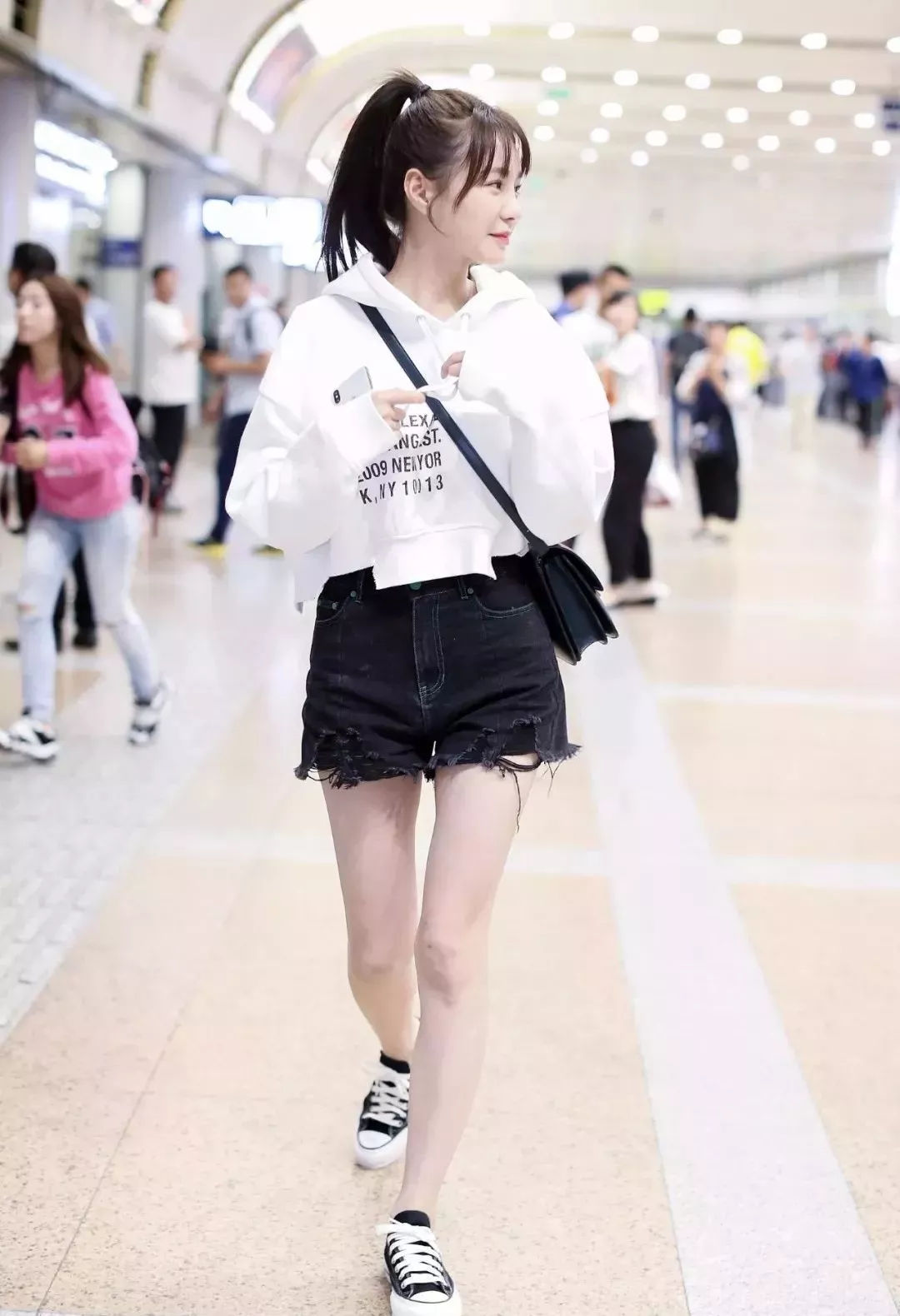 童瑶白衬衫配黑短裤，一双细长美腿配黑色高跟，惊艳迷人！