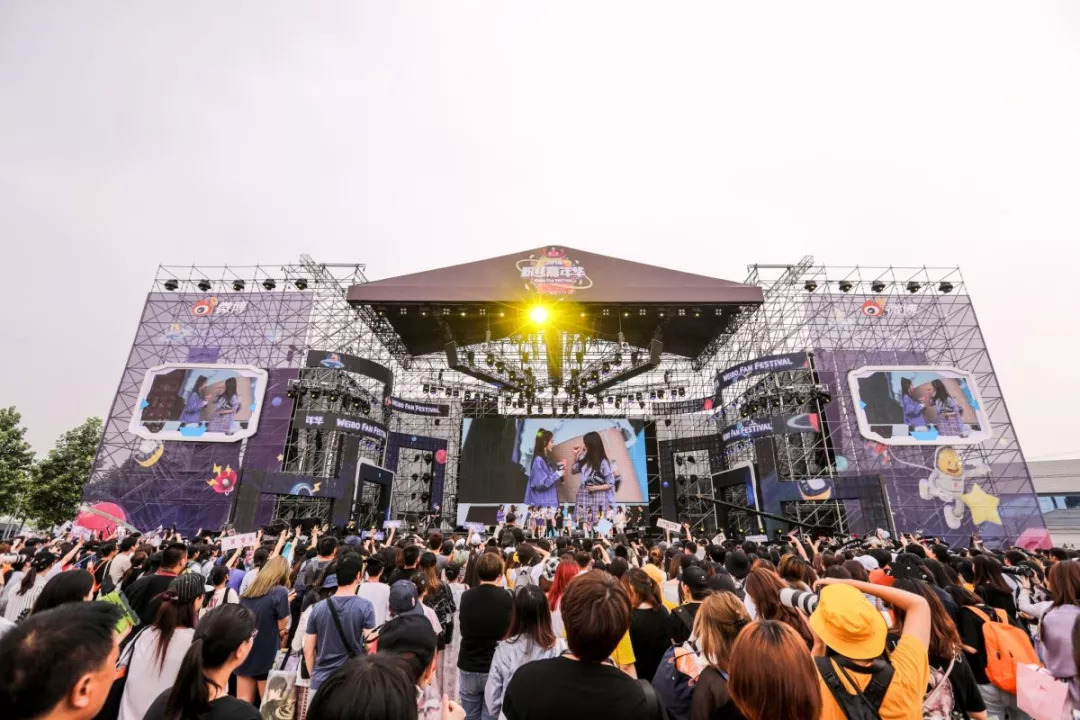 微博搭台,粉丝给杨超越颁了一个「年度控评艺