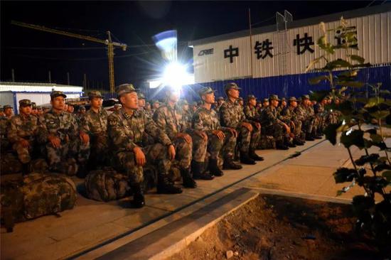 火车上又现“豆腐块” 列车员忍不住回眸一笑(图)