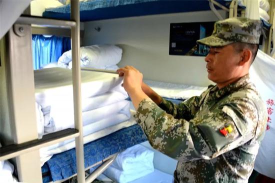 火车上又现“豆腐块” 列车员忍不住回眸一笑(图)